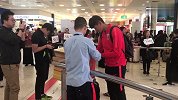 上港抵达悉尼机场 颜骏凌粉丝激动求签名