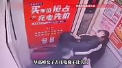 女子早高峰占电梯不让关，被另一女子一把推出！后两人厮打在一起