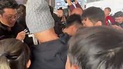 离别时刻感慨万千！ 拉维奇小马哥抵达机场受球迷追捧
