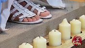 点蜡烛被“圣母”一脚踩灭，男子被吓得脱帽画十字