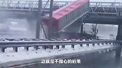 箱车跑太快撞成半挂了！