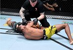 首回合蟒蛇绞直接把对手绞晕 卡尔斯顿UFC首秀技惊四座