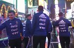 阿根廷全队夜游曼哈顿 阿库尼亚羞羞合影深受冷风吹