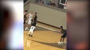 超励志！穿梭于长人之间毫不畏惧 他证明个子不高也能打球