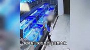 女子为买到新鲜“特价鱼”，竟将鱼缸中大鱼捞出活活踩死