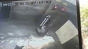 太恶心！福建一男子乘坐电梯 故意把鼻涕甩向电梯按键