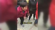 百万配音：全网最有气势的大妈，拔河全靠她