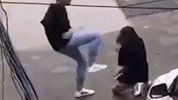 广东一女生跪地遭男友3脚踢飞却爬回哭喊“求你了” 卑贱求复合