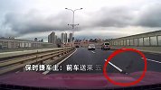 保时捷路上正常行驶，一铁片突然飞来扎车上，车主：维修费5位数