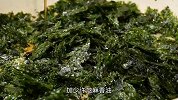 用紫菜来自制海苔碎饭团，做法简单，好吃到舔手指