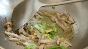 胡萝卜加些肉丝炒一炒，鲜嫩多汁非常美味
