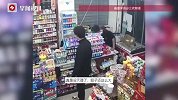 2名男子趁老板熟睡，爬上柜台用自制钩子偷窃，被监控清晰拍下全程
