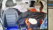 四川一男子用衣服蒙住出租车司机头脸抢劫？你想象不到的操作