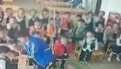 愤怒！男幼师让全班30余名孩子自扇嘴巴 打得不狠还亲自动手