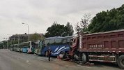 大连一大货车失控引发7车连撞：五辆公交车被“串糖葫芦”