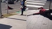 吉林一女子骑车逆行被查处竟拿斧头追砍交警 躺在地上撒泼打滚