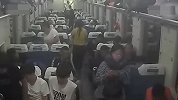 醉酒男子列车上骚扰女旅客 被换座后竟殴打他人