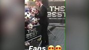 门神很忙！FIFA颁奖礼德赫亚签名到手酸 红魔最大赢家就是他