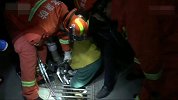 【河北】女子腿部被卡6cm宽下水道 网友：瘦子的烦恼我不懂
