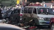 沈阳一家饭店凌晨燃气爆燃，大约有十辆车受损