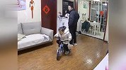 萌娃骑车摔倒频频看爸爸，爸爸反应太机智！但凡有一次对视就得哭