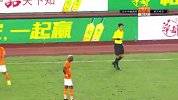 王子铭右路边线持球狂奔 刘毅拉倒对手染黄