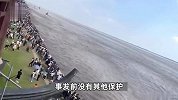 大潮冲塌护栏，多名游客被冲倒！知名景区-限流