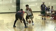 街球-14年-小尼克杨Corey_Sanders_与Dwayne_Bacon训练营双子星扣篮对决-专题