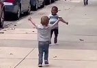 伊布发黑人白人小孩拥抱视频 拒绝种族歧视！