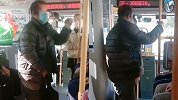 老人戴脏口罩乘车被司机拒载一度停运 乘客各执一词