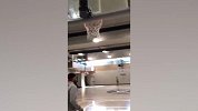 安东尼训练馆练球 保持状态等待新赛季新合同