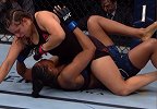 UFC女子残暴对决！地面压制疯狂砸头