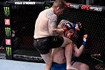 拳拳到肉砰砰作响！UFC重炮手铁拳6连击+飞膝KO对手