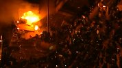 美国示威者深夜闯警局纵火 警察被迫撤离现场惨烈