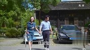 小伙看到老婆跟别人绯闻，亲密接触，这醋坛子一下子就打翻了！