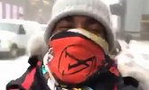 给非洲大汉冻啥样了！伊巴卡在多伦多大街冻得惨叫连连
