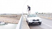 老外作死模仿电影危险特技，从车顶往河里跳，真不怕溺水啊！