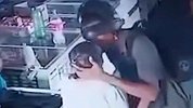 盗亦有道？巴西劫匪持枪打劫 不要老人钱还亲吻额头表安慰