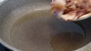 腊肉炒蒜苗，记住别着急下锅炒，加上这一步，腊肉比豆腐嫩还不咸