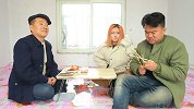 二货娶媳妇，老丈人问：四根筷子拼“田”字，答对把女儿嫁给你