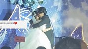 新郎婚礼现场啄木鸟式亲新娘，拍摄者：台下大家都在笑