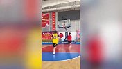 张家城与独腿斗士骆祥健空接配合 网友：没有理由不运动了