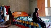 烂尾楼里的30位房奴：每天爬18楼 一个月洗一次澡
