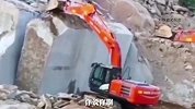 挖掘机挖大石板差点被压扁！