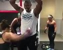 篮球-17年-霍华德晒抗击打训练视频 遭女子拳击手暴击腹部狂喊不停-新闻