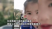 妈妈不戴头盔被交警罚站，漏风小棉袄一旁幸灾乐祸：幸亏我跑得快