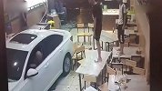 【福建】一男子驾车两次猛撞小吃店 疑似醉酒已被逮捕