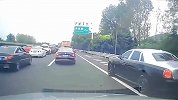 劳斯莱斯占用应急车道后插队未果 恶意别车6次 警方：拘！