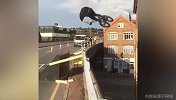 秀到飞起！国外老哥沿着楼墙壁踩单车