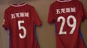 张外龙带队抵达主场 伊沃展现迷人笑容帅气难挡